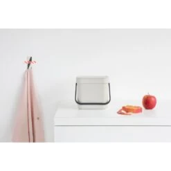 Brabantia Sort & Go Afvalemmer 6 Liter Light Grey 11 Brabantia Sort & Go Afvalemmer 6 Liter Light Grey -Keukengerei Winkel 102 3267 5 1
